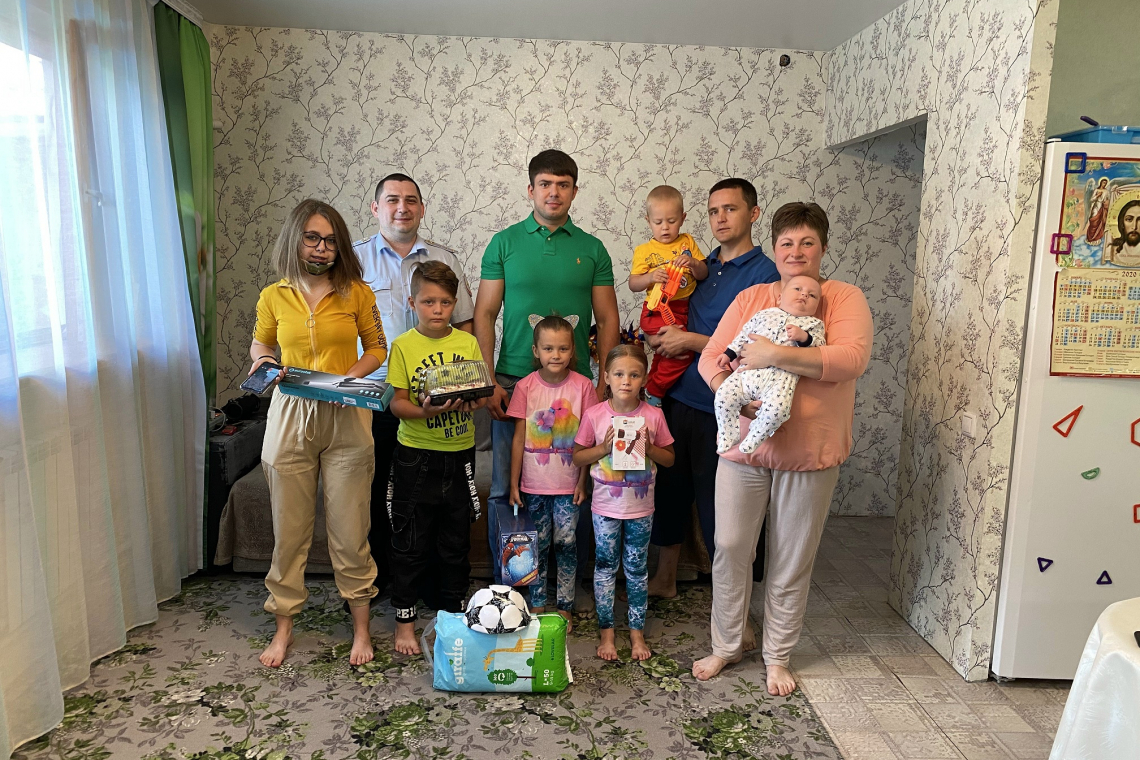 Представитель Общественного совета Восточного округа поздравил многодетную семью сотрудника полиции с Днем семьи, любви и верности