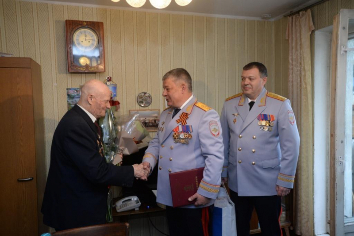 Олег Баранов поздравил ветерана с наступающим Днем Победы